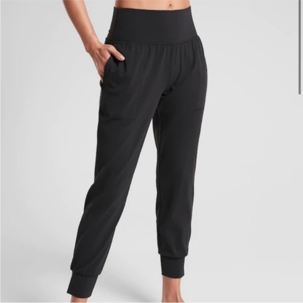 Athleta Cruise Jogger in Powervita Black
Size Small